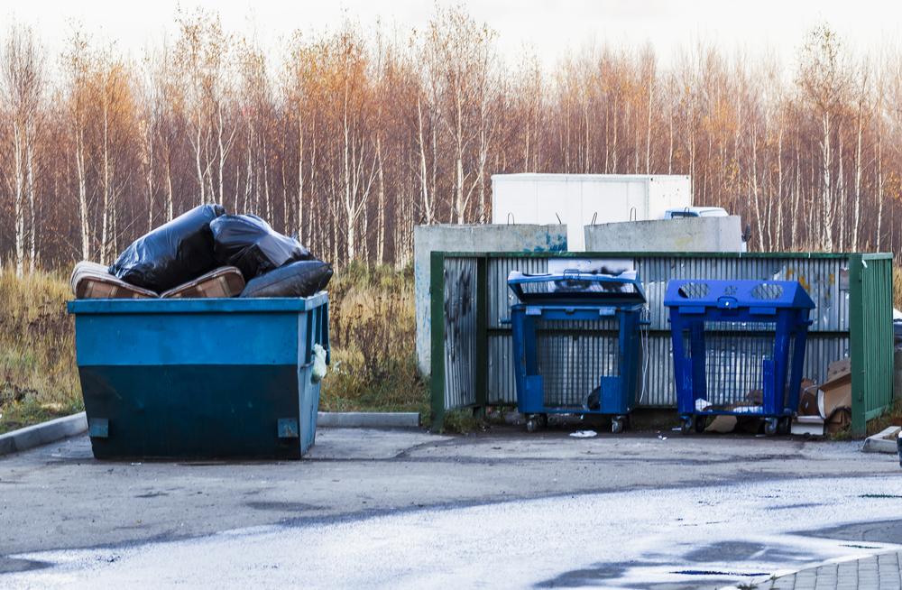Kontenery na śmieci i gruz – jak efektywnie separować nieczystości?